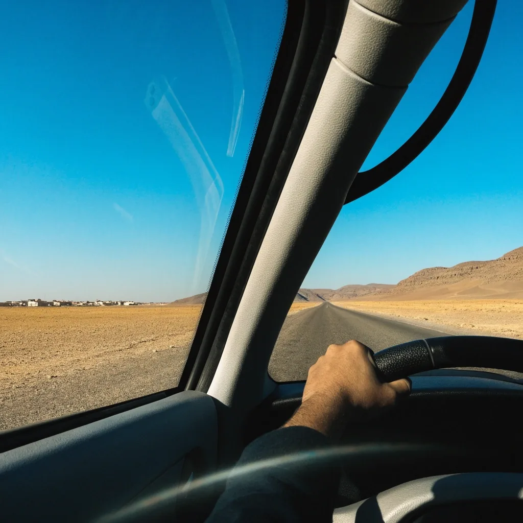 Ieșirea din oraș pe o șosea din Oman, cu zona construită rămânând în urmă